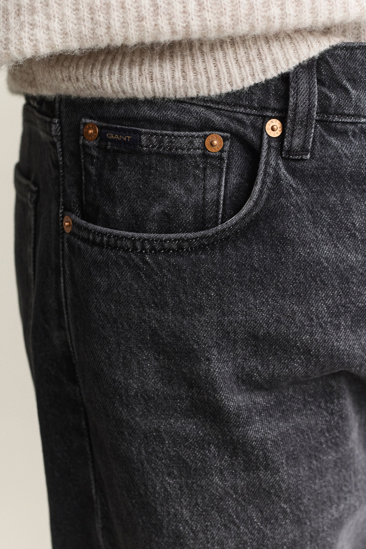 Straight Jeans — BLACK BROKEN IN