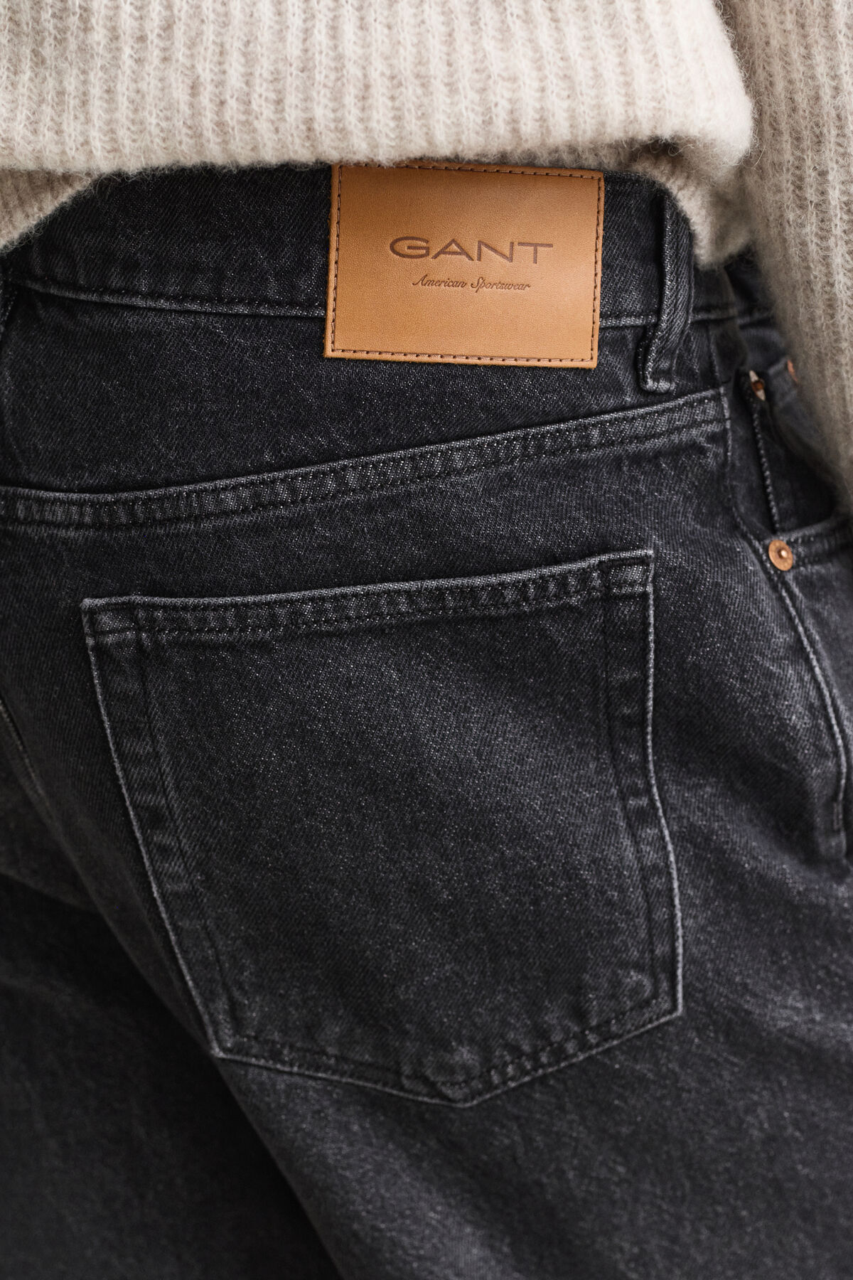 Straight Jeans — BLACK BROKEN IN