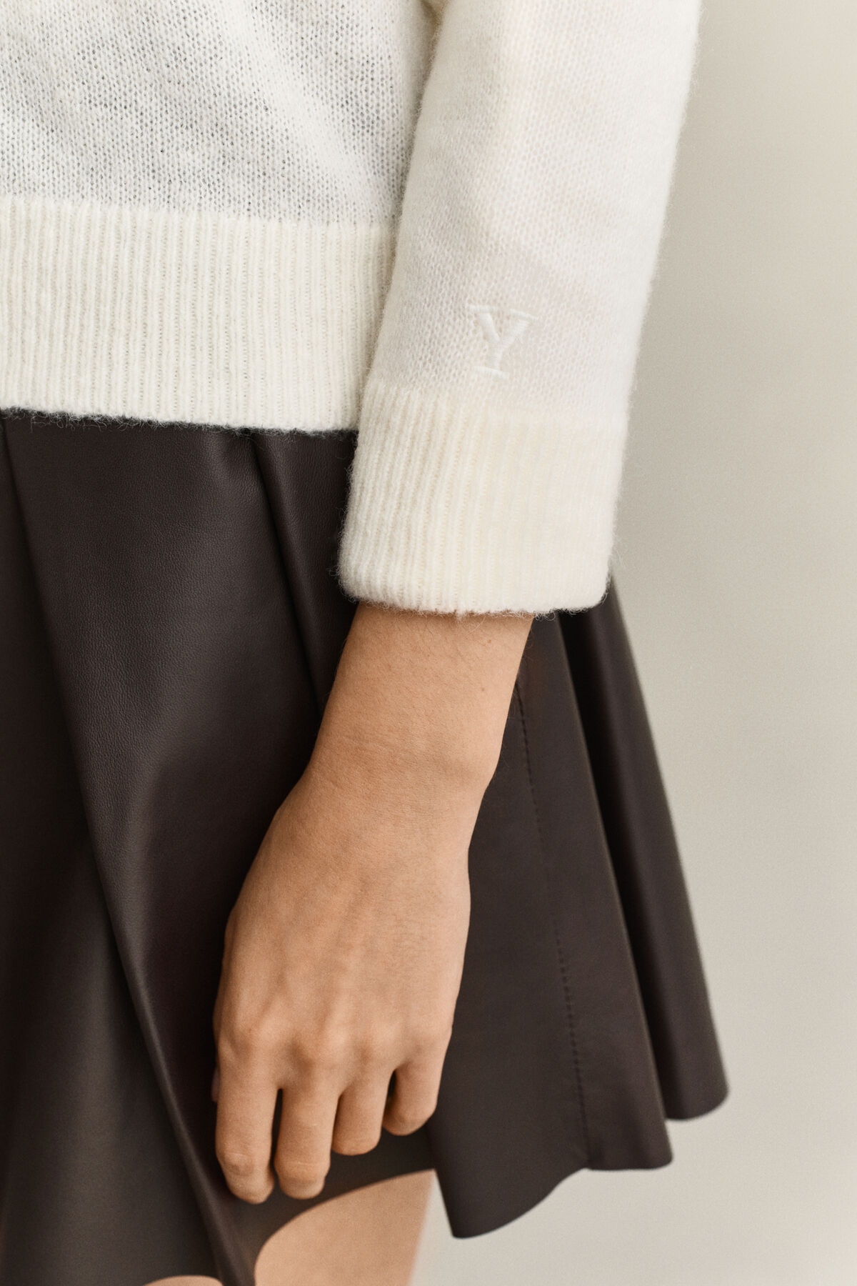 Gant x Yale V-Neck Sweater — CREAM