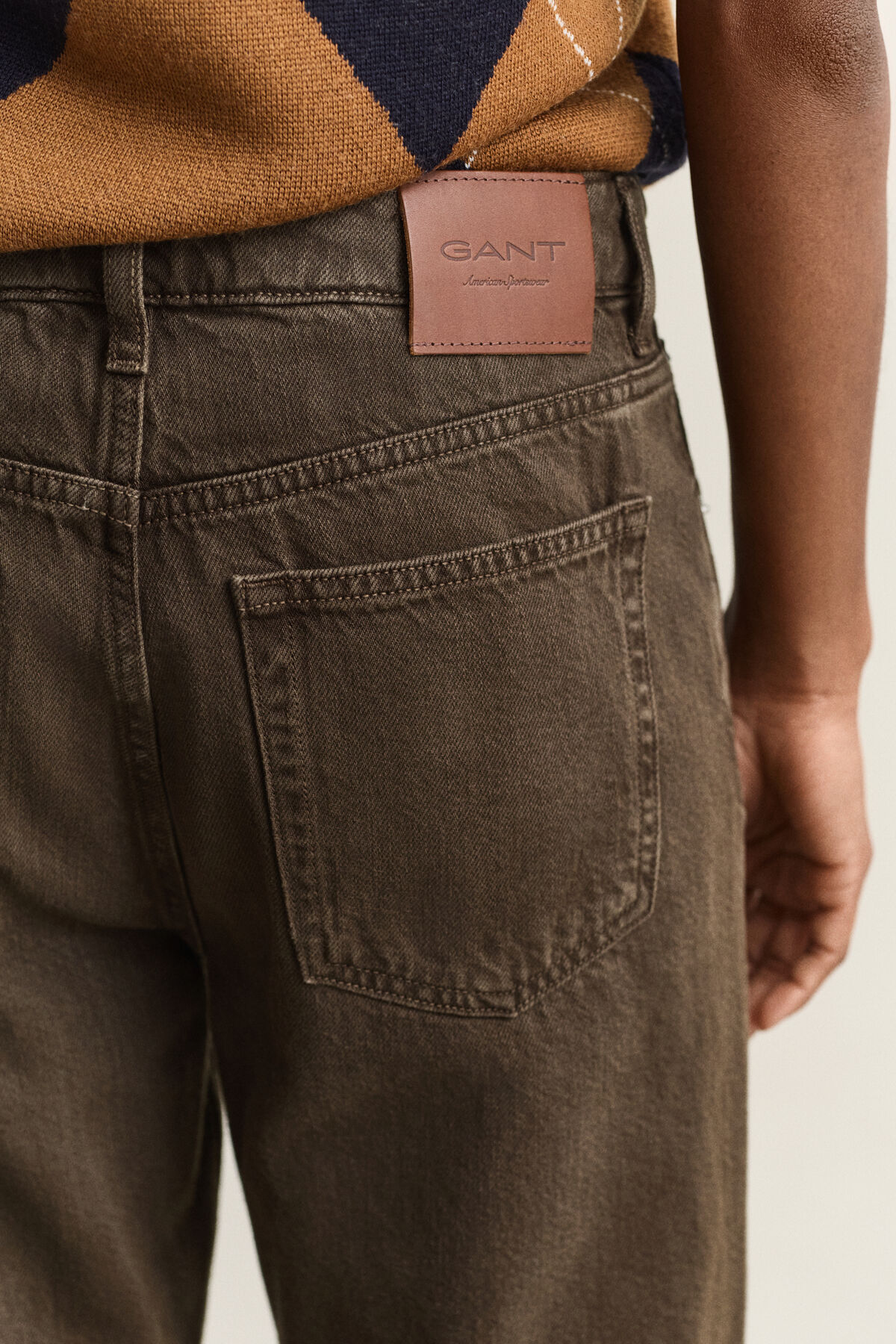 Relaxed Colored Jeans — SHADOW BROWN